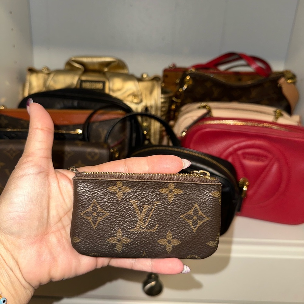 Louis Vuitton Classic Monogram Key Holder - Picture 5 of 5
